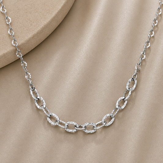 Detalle de producto del Collar de Cadena de Eslabón Oval en plata esterlina 925 con baño de rodio