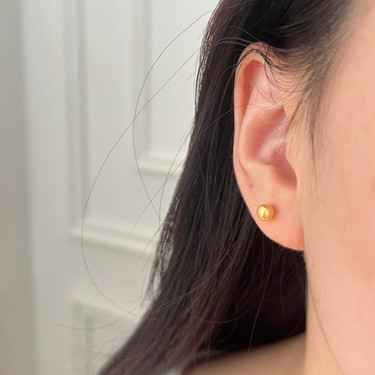 Aretes de Botón Esfera Clásica en acabado dorado, modelados