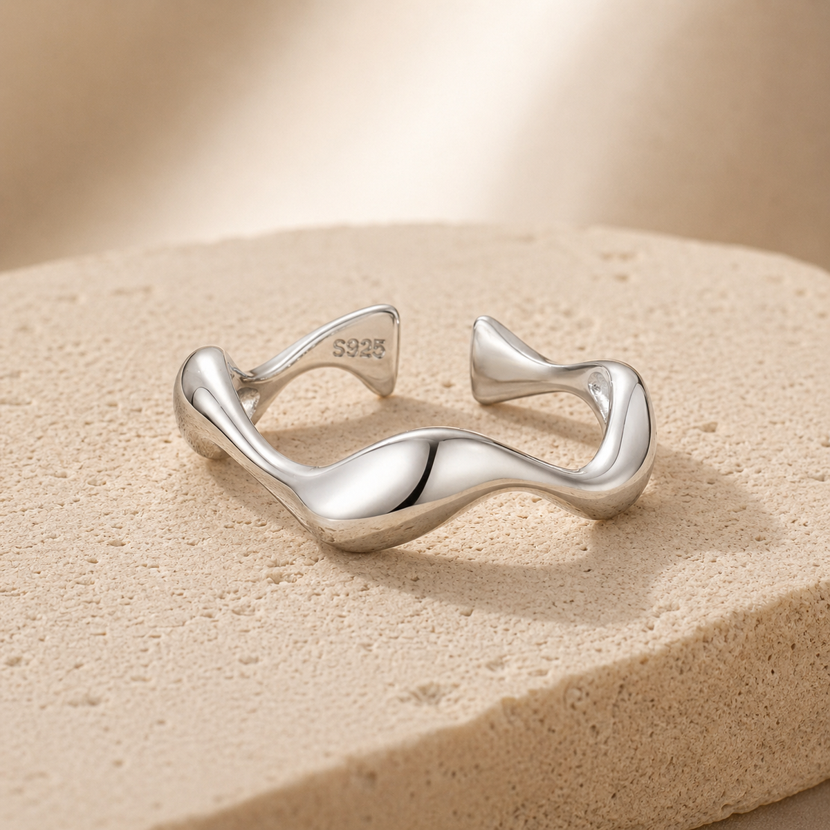 Anillo Abierto Escultórico en acabado plateado, detalle del producto
