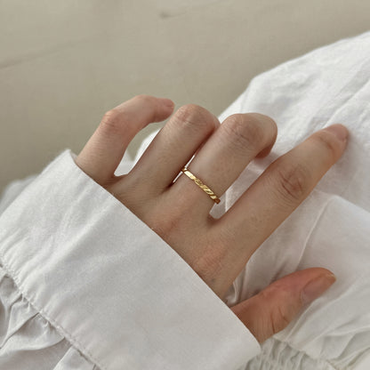 Twisted Band Ring