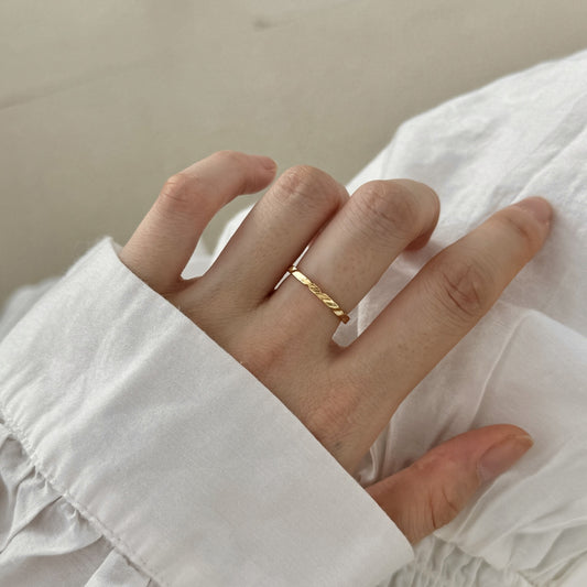 Twisted Band Ring