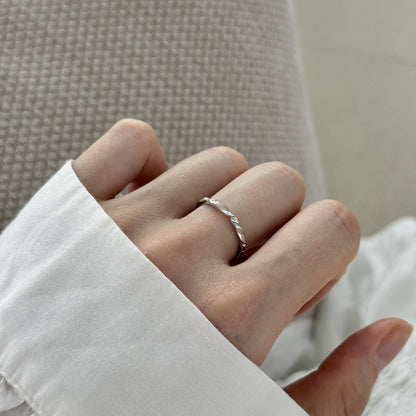 Twisted Band Ring