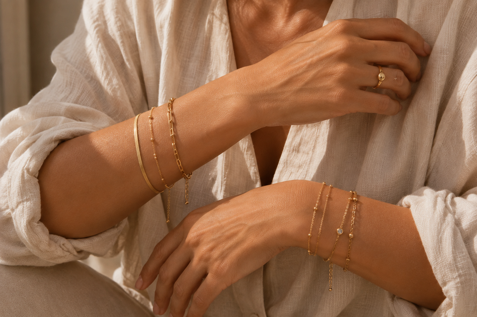 Hand wearing two Valesstra bracelets.