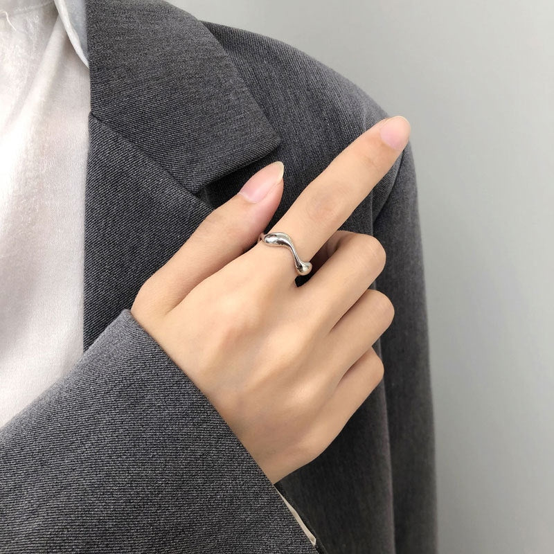 Anillo Abierto Escultórico en acabado plateado, detalle de cerca