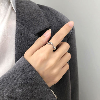 Anillo Abierto Escultórico en acabado plateado, detalle de cerca